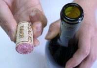 没有起瓶器如何起红酒瓶塞