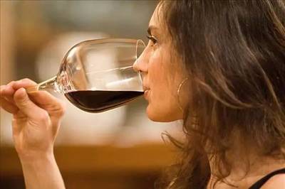 年轻葡萄酒口感可能生硬（需陈年软化）的常识