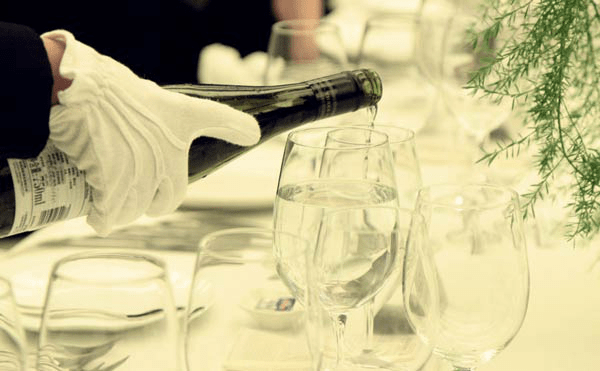 加强葡萄酒倒酒的礼仪(少量,高酒精)常识