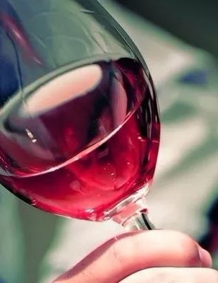年轻干红葡萄酒的醒酒时间（1-2 小时）常识