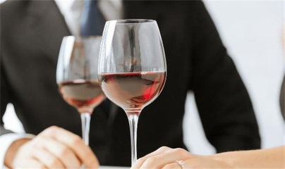 葡萄酒品鉴会的基本礼仪(准时 / 着装得体)常识