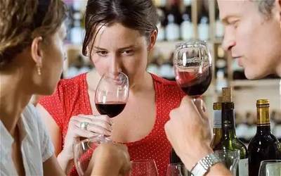 判断葡萄酒是否需要醒酒的方法(开瓶后闻香,香气封闭则需醒)常识