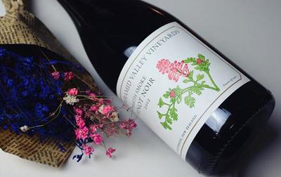 黑皮诺(Pinot Noir)干红葡萄酒品酒常识(草莓 / 樱桃 / 单宁轻 / 高酸 / 花香)