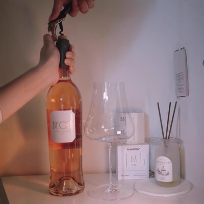 桃红葡萄酒短暂浸皮(2-24h)与发酵启动工艺